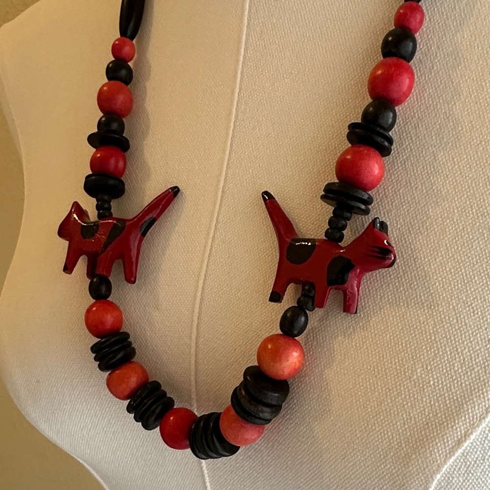 Red and Black Cat Bead Necklace - Picture 5 of 5